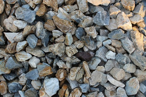 Kamenclub.ru: Мраморная крошка (щебень крошка медовый) фр. 20-40 мм.  купить в Костроме мрамор бежевый рыжий желтый ландшафтная мраморная крошка 12000 руб/т   фото КАМЕНЬ КЛУБ