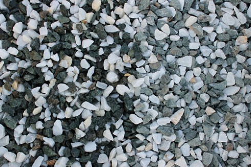 Kamenclub.ru: Мраморная крошка (щебень крошка микс: белый-зеленый) фр. 10-20 мм.  купить в Костроме мрамор белый, зеленый каменная ландшафтная декоративная крошка щебня 9500 руб/т   фото КАМЕНЬ КЛУБ