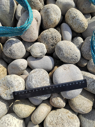 Kamenclub.ru: Галька речная окат (серо-белая) фр. 70-120 мм купить  в Костроме галька галечник бело-серая, серо-белая, серая, белая речная природная галька  8000 руб/т   фото КАМЕНЬ КЛУБ