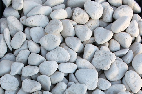 Kamenclub.ru: Щебень галтованный белый (мрамор) фр.5-10 мм.  купить в Костроме мрамор белый, айвори, молочный каменная мраморная декоративная ландшафтная крошка 17000 руб/т   фото КАМЕНЬ КЛУБ