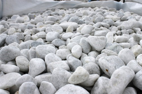 Kamenclub.ru: Мраморная крошка (щебень галтованный белый), фр.20-40 мм.  купить в Костроме мрамор белый бежевый молочный мраморный щебень декоративный 17000 руб/т   фото КАМЕНЬ КЛУБ