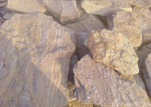 Kamenclub.ru: Песчаник пластушка "фонтанка" желтая (3,0 - 5,0 см)  купить в Костроме песчаник желтая, рыжий, желтый песчаник колотый рваный со сколом облицовочный 16200 руб/м3   фото КАМЕНЬ КЛУБ