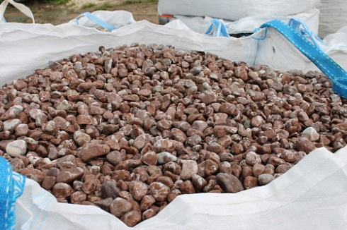 Kamenclub.ru: Мраморная крошка (щебень галтованный розовый) фр.10-20 мм.  купить в Костроме мрамор розовый, красный ландшафтный декоративный окатанный округлый щебень 15000 руб/т   фото КАМЕНЬ КЛУБ