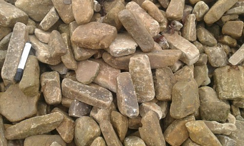 Kamenclub.ru: Песчаник для строительства и кладки блочный (фр 100-200 мм)  купить в Костроме песчаник бежевый серый рыжий валун мелкий для строительства песчаник 6500 руб/т   фото КАМЕНЬ КЛУБ