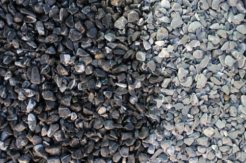 Kamenclub.ru: Щебень галтованный черный (мрамор) фр.10-20 мм.  купить в Костроме мрамор черный с белыми прожилками, черный, белый окатанный округлый ландшафтный декоративный щебень 15000 руб/т   фото КАМЕНЬ КЛУБ