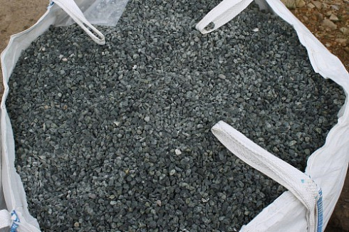 Kamenclub.ru: Щебень крошка зеленый (змеевик) фр. 10-20 мм.  купить в Костроме змеевик зеленый, салатовый декоративная ландшафтная каменная крошка щебня 7 200 руб/т   фото КАМЕНЬ КЛУБ