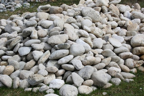 Kamenclub.ru: Бело-серый валунчик фр.100-300 мм.  купить в Костроме крупный камень для ландшафта серый, белый бело-серый валун крупная галька 4500 руб/т   фото КАМЕНЬ КЛУБ