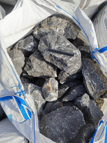 Kamenclub.ru: Черный мрамор скальник фр. 100-500 мм.  купить в Костроме мрамор черный белый серый крупный колотый валун ландшафтный 8500 руб/т   фото КАМЕНЬ КЛУБ