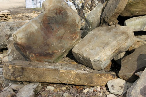 Kamenclub.ru: Песчаник плиты - плахи - пошаговые дорожки (фр. 70-150 мм)  купить в Костроме песчаник серый бежевый желтый зеленый колотый песчаник строительный 6500 руб/т   фото КАМЕНЬ КЛУБ