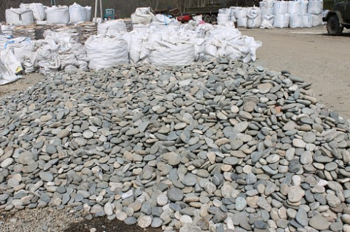 Kamenclub.ru: Галька речная плоская (ассорти) фр. 70-150 мм. купить  в Костроме галька галечник серый белый темно-серый синий светло-серый плоская природная галька  9000 руб/т   фото КАМЕНЬ КЛУБ