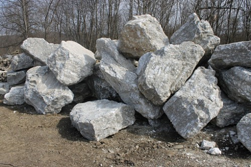 Kamenclub.ru: Мраморизированный известняк фр.500-1500 мм.  купить в Костроме    10000 руб/т   фото КАМЕНЬ КЛУБ