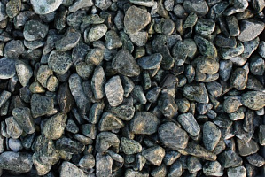 Kamenclub.ru: Щебень галтованный зеленый (змеевик) фр. 20-40 мм.  купить в Костроме мрамор зеленый, салатовый оголтованный щебень мраморный 12500 руб/т   фото КАМЕНЬ КЛУБ