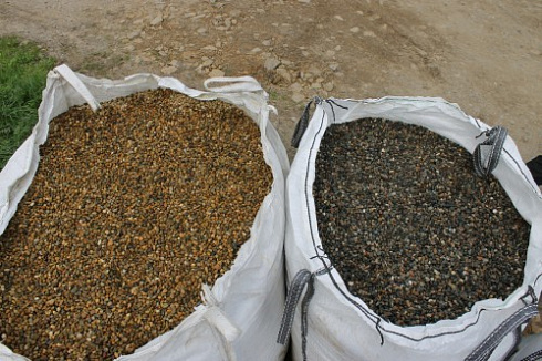 Kamenclub.ru: Галька окат (серо-желтая) фр.10-20 мм. купить  в Костроме галька серо-желтая, рыжая, серый речная окатанная округлая галька 5000 руб/т   фото КАМЕНЬ КЛУБ