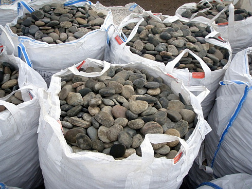 Kamenclub.ru: Галька речная плоская (ассорти) фр. 100-200-300 мм. купить  в Костроме галька плоская разноцветная серый белый темно-серый синий речная галька ландшафтная 8000 руб/т   фото КАМЕНЬ КЛУБ