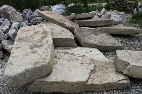 Kamenclub.ru: Песчаник плиты - плахи - пошаговые дорожки (фр. 70-150 мм)  купить в Костроме песчаник серый бежевый желтый зеленый колотый песчаник строительный 6500 руб/т   фото КАМЕНЬ КЛУБ