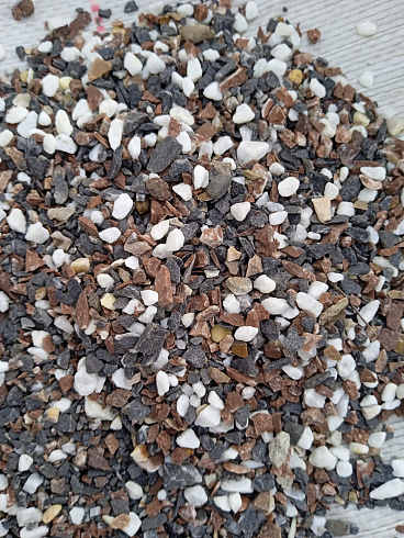 Kamenclub.ru: Мраморная крошка (щебень галтованный микс:: белый-черный) фр.5-10 мм  купить в Костроме мрамор белый, черный, молочный, серый галтовка мраморная окатанная декоративная ландшафтная 15500 руб/т   фото КАМЕНЬ КЛУБ