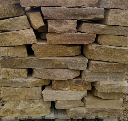 Kamenclub.ru: Песчаник пластушка желтый с рисунком (7-15 см)  купить в Костроме плитняк - пластушка - бут желтый песчаник 10200 руб/м3   фото КАМЕНЬ КЛУБ