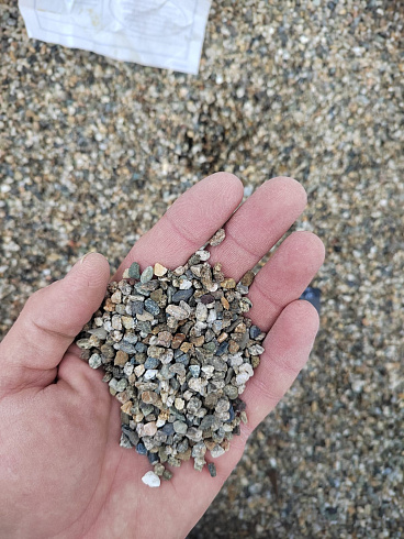 Kamenclub.ru: Галька речная окат (серая) фр.3-5 мм купить  в Костроме галька речная серая бежевый темно-серый окатанный речной камень округлый 9500 руб/т   фото КАМЕНЬ КЛУБ