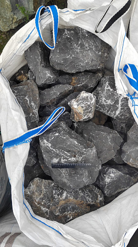 Kamenclub.ru: Черный мрамор скальник фр. 100-500 мм.  купить в Костроме мрамор черный белый серый крупный колотый валун ландшафтный 8500 руб/т   фото КАМЕНЬ КЛУБ