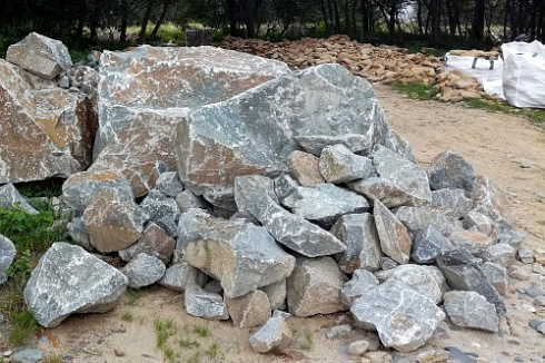 Kamenclub.ru: Гранит скальник (серо-зеленый) фр. 500-1500 мм.  купить в Костроме гранит мрамор  серый зеленый темно-серый глыба скальная колотая ландшафтная 7 500 руб/т   фото КАМЕНЬ КЛУБ