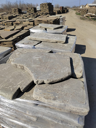 Kamenclub.ru: Песчаник пластушка галтованная светло-серая (3,0 см)  купить в Костроме песчаник светло-серый, серый ландшафтный камень рваный колотый 21000 руб/м3   фото КАМЕНЬ КЛУБ