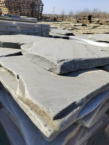 Kamenclub.ru: Песчаник пластушка светло-серый (4,0 - 6,0 см)  купить в Костроме плитняк - пластушка светло-серый песчаник 12600 руб/м3   фото КАМЕНЬ КЛУБ