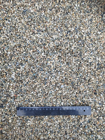 Kamenclub.ru: Галька речная окат (серая) фр.3-5 мм купить  в Костроме галька речная серая бежевый темно-серый окатанный речной камень округлый 9500 руб/т   фото КАМЕНЬ КЛУБ
