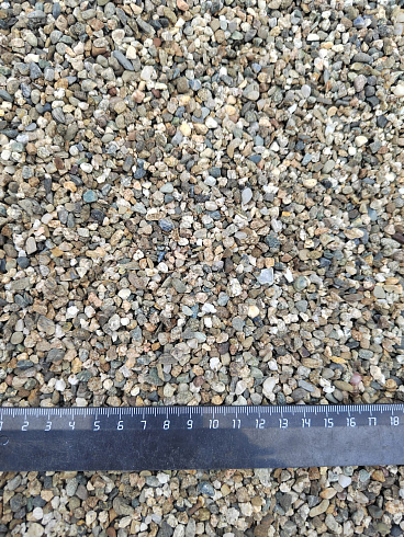 Kamenclub.ru: Галька речная окат (серая) фр.3-5 мм купить  в Костроме галька речная серая бежевый темно-серый окатанный речной камень округлый 9500 руб/т   фото КАМЕНЬ КЛУБ