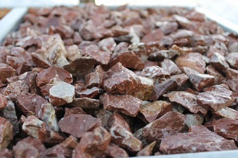 Kamenclub.ru: Мраморная крошка (щебень крошка розовый) фр. 20-40 мм.  купить в Костроме мрамор розовый, красный мраморная крошка декоративная 11000 руб/т   фото КАМЕНЬ КЛУБ