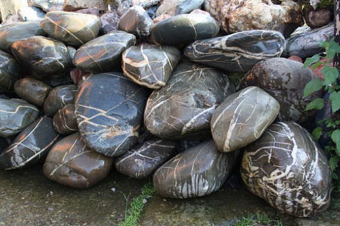 Kamenclub.ru: Валунчик Паутинник фр.100-300 мм  купить в Костроме крупный природный камень галечник темно-серый с прожилками белый черный речной валунчик 5000 руб/т   фото КАМЕНЬ КЛУБ