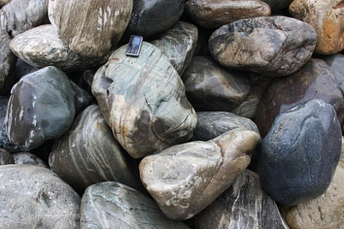 Kamenclub.ru: Речной валун Кабанчик фр.300-500 мм.  купить в Костроме крупный природный камень галька серый, темно-серый речной валун галечник масштабный 7000 руб/т   фото КАМЕНЬ КЛУБ