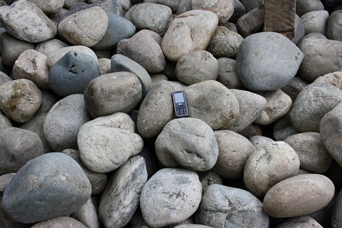 Kamenclub.ru: Темно-серый валунчик фр.100-300 мм.  купить в Костроме крупный природный камень серый, темно-серый, светло-серый речная галька большого размера окатанная 4500 руб/т   фото КАМЕНЬ КЛУБ