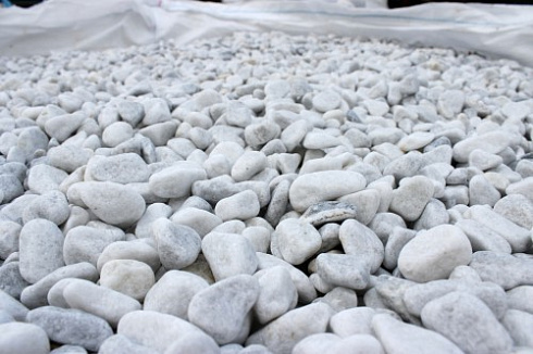 Kamenclub.ru: Мраморная крошка (щебень галтованный белый) фр.10-20 мм.  купить в Костроме мрамор белый, молочный, айвори окатанный округлый декоративный ландшафтный щебень 17000 руб/т   фото КАМЕНЬ КЛУБ