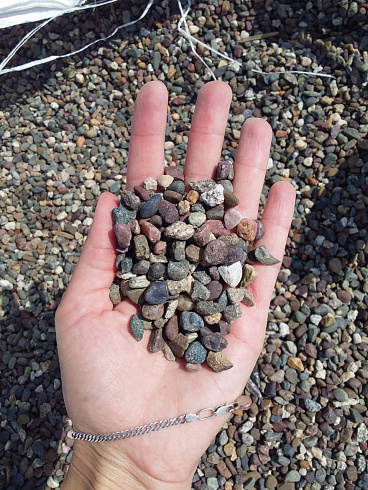 Kamenclub.ru: Галька речная окат цветная фр.5-10 мм. купить  в Костроме галька речная белый, серый, красноватый, синий, темно-серый речная окатанная галька декоративная 6800 руб/т   фото КАМЕНЬ КЛУБ