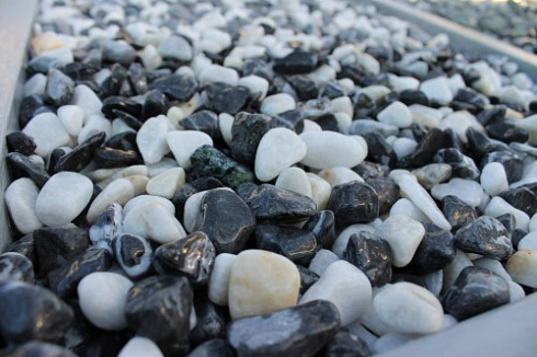 Kamenclub.ru: Мраморная крошка (щебень галтованный микс:белый-черный) фр.10-20 мм.  купить в Костроме мрамор белый, черный окатанные округлые декоративные ландшафтные камни щебня 15500 руб/т   фото КАМЕНЬ КЛУБ