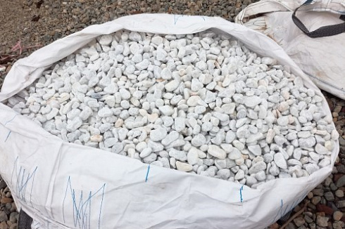 Kamenclub.ru: Мраморная крошка (щебень галтованный белый), фр.20-40 мм.  купить в Костроме мрамор белый бежевый молочный мраморный щебень декоративный 17000 руб/т   фото КАМЕНЬ КЛУБ