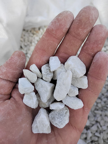 Kamenclub.ru: Мраморная крошка, щебень, цвет-белый, фр. 10-20 мм.  купить в Костроме мрамор белый, молочный айвори каменная ландшафтная декоративная крошка шебня 12000 руб/т   фото КАМЕНЬ КЛУБ