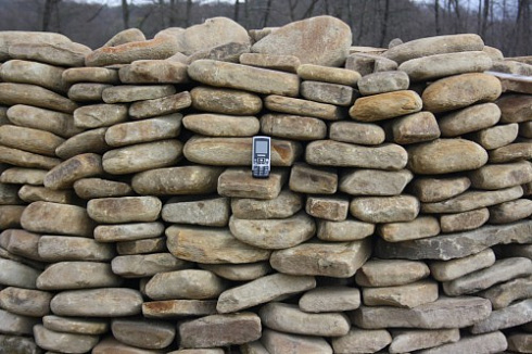 Kamenclub.ru: Песчаник для мощения дорожек, площадок, парковок ( фр 5-10 см)  купить в Костроме песчаник  серый желтый коричневый рыжий песчаник оголтованный окатанный 6500 руб/т   фото КАМЕНЬ КЛУБ