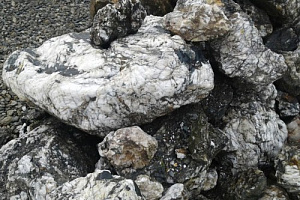 Kamenclub.ru: Черный гранит - кварцит фр. 500-1000 мм.  купить в Костроме гранит кварцит черный серый белый скальный колотый валун 9750 руб/т   фото КАМЕНЬ КЛУБ