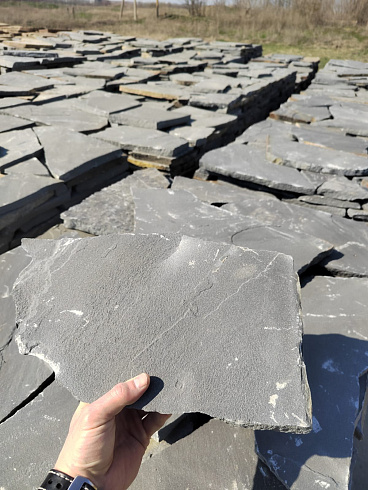 Kamenclub.ru: Песчаник пластушка светло-серый (2,0 см)  купить в Костроме плитняк- ластушка светло-серый, серый рваный ландшафтный плитняк колотый 13800 руб/м3   фото КАМЕНЬ КЛУБ