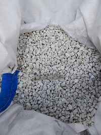 Kamenclub.ru: Мраморная крошка, щебень, цвет-белый, фр. 10-20 мм.  купить в Костроме мрамор белый, молочный айвори каменная ландшафтная декоративная крошка шебня 12000 руб/т   фото КАМЕНЬ КЛУБ