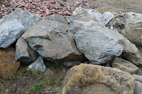 Kamenclub.ru: Змеевик скальник фр. 500-1500 мм.  купить в Костроме змеевик зеленый серый черный глыба скальная колотая 7500 руб/т   фото КАМЕНЬ КЛУБ