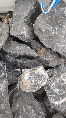 Kamenclub.ru: Черный мрамор скальник фр. 100-500 мм.  купить в Костроме мрамор черный белый серый крупный колотый валун ландшафтный 8500 руб/т   фото КАМЕНЬ КЛУБ