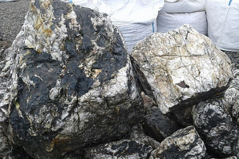 Kamenclub.ru: Черный гранит - кварцит фр. 100-500 мм.  купить в Костроме мрамор гранит черный с белыми прожилками, серый, белый валун скальный колотый 7000 руб/т   фото КАМЕНЬ КЛУБ