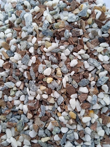 Kamenclub.ru: Мраморная крошка (щебень галтованный микс:белый-черный-розовый-медовый) фр.5-10 мм.  купить в Костроме мрамор белый, медовый, черный, розовый мраморный галтованный щебень декоративный ландшафтный 15500 руб/т   фото КАМЕНЬ КЛУБ