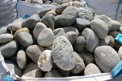 Kamenclub.ru: Речной валун (Ассорти) фр.100-300 мм.  купить в Костроме галечник серый, темно-серый, светло-серый речная галька крупных размеров 4200 руб/т   фото КАМЕНЬ КЛУБ