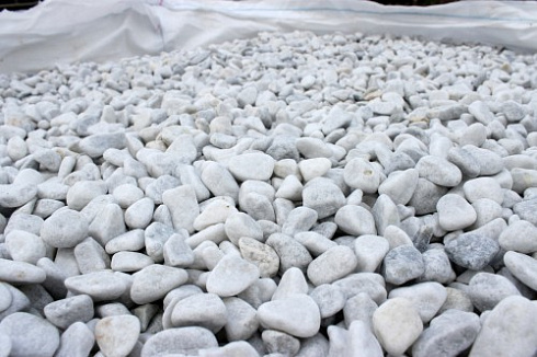 Kamenclub.ru: Мраморная крошка (щебень галтованный белый) фр.10-20 мм.  купить в Костроме мрамор белый, молочный, айвори окатанный округлый декоративный ландшафтный щебень 17000 руб/т   фото КАМЕНЬ КЛУБ