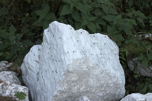 Kamenclub.ru: Мраморизированный известняк фр.500-1500 мм.  купить в Костроме    10000 руб/т   фото КАМЕНЬ КЛУБ