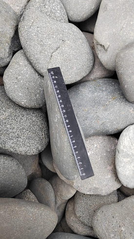 Kamenclub.ru: Галька речная плоская (темно-серая) фр. 70-150 мм. купить  в Костроме галечник природный темно-серый серый синий речная плоская природная окатанная  9000 руб/т   фото КАМЕНЬ КЛУБ