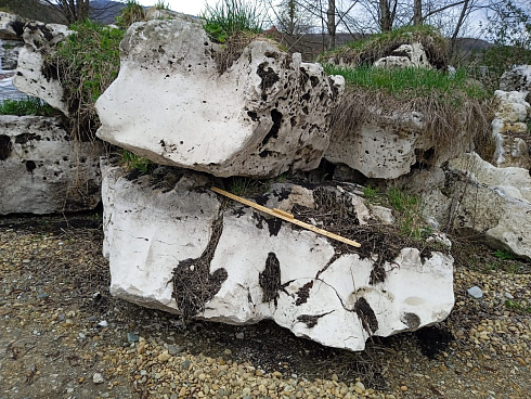 Kamenclub.ru: Выветренный известняк (степной) фр. 500-1500 мм.  купить в Костроме    10000 руб/т   фото КАМЕНЬ КЛУБ